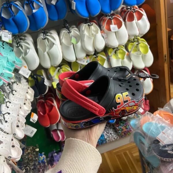 CROCS FOOTWEAR PALLET LOT