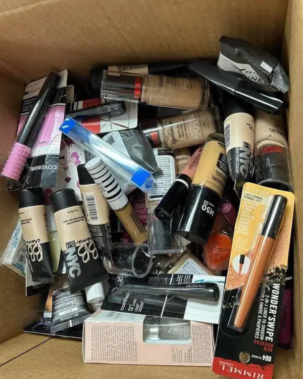 Mixed Beauty & Makeup Pallet, 800 to 1000 Cosmetic Items