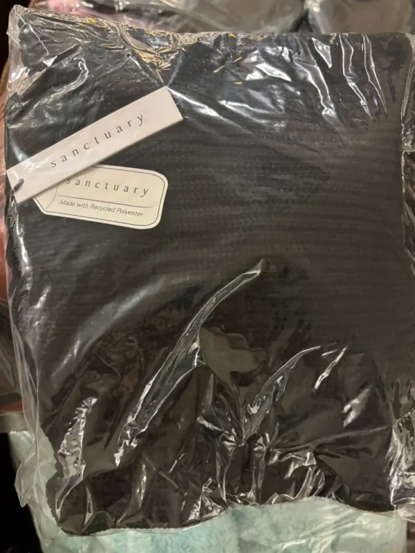 Wholesale Premium Like-New Apparel Pallet – 350 Pieces High-Value Clothing for Resellers